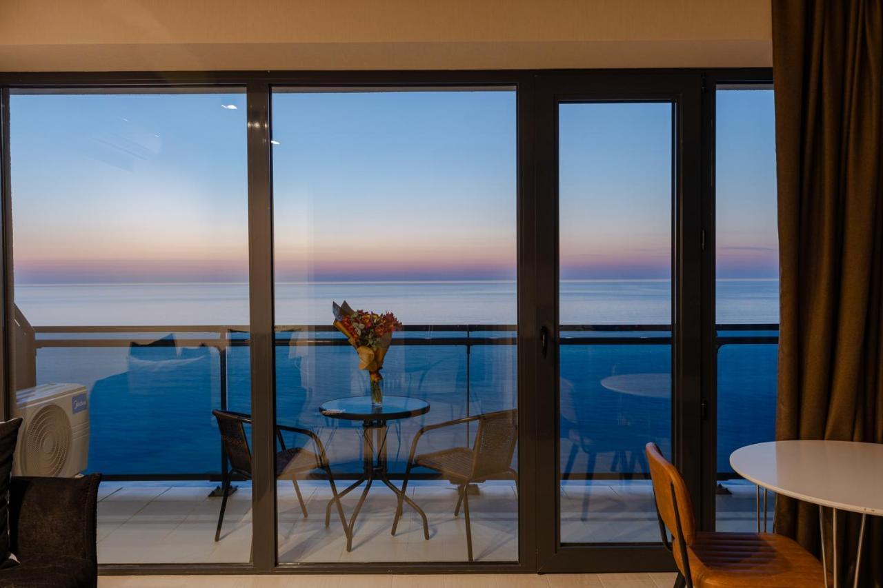 The Spot Apartments - Orbi Beach Tower バトゥーミ エクステリア 写真